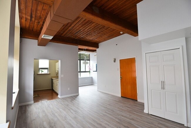 Building Photo - 10 Linwood St Unit 204