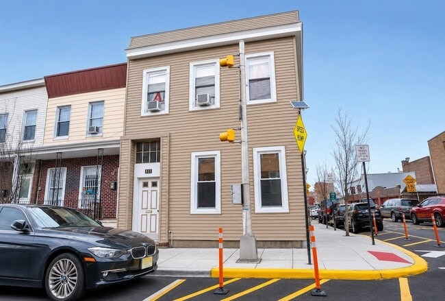 Building Photo - 814 28th St