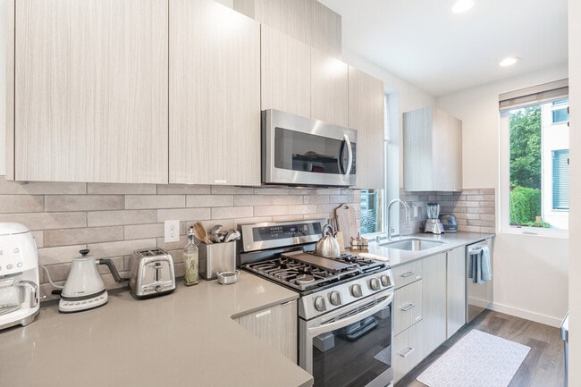 Photo - 9413 Roosevelt Way NE Unit SI ID1035915P