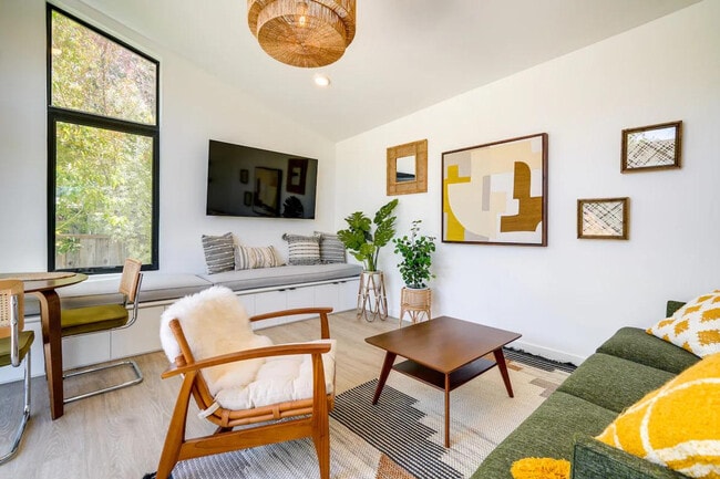 Building Photo - 510 Iris St Unit ID1307924P