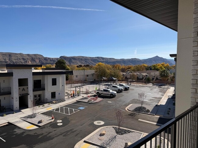 Photo - 983 W State St