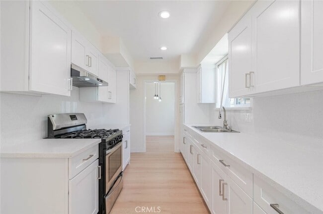 Photo - 11246 Saticoy St