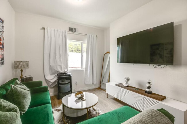 Photo - 2658-72 Broadway-SI ID1307919P Unit SI ID1307919P