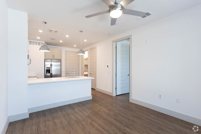 1BR, 1BA - 603 SF - The Drake