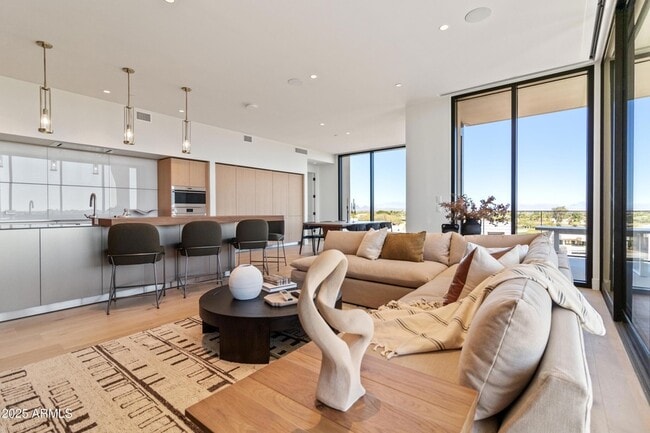 Building Photo - 5000 N Camelback Rdg Dr Unit 302