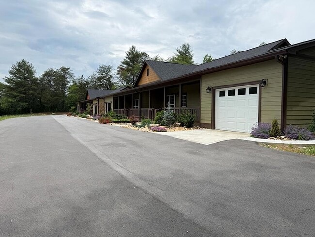 Building Photo - 124 Happy Family Rd