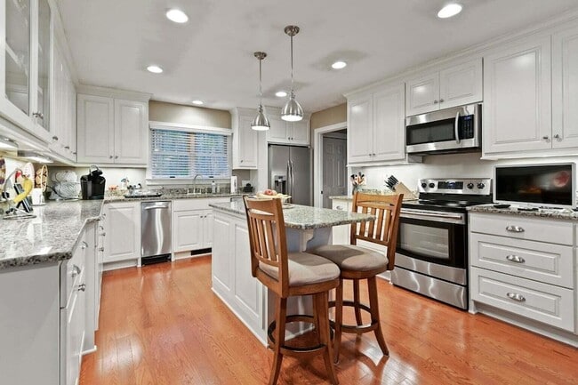 Photo - 302 Summerset Ln