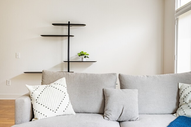 Building Photo - 2137 Pelham Dr Unit FL3-ID1028904P