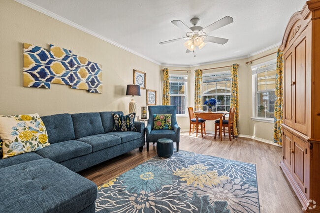 1BR, 1BA - 510SF - Living - Northwood Luxury Apartments & Corporate Su...