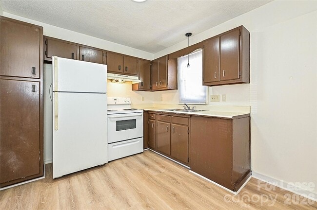 Photo - 268 Church St N