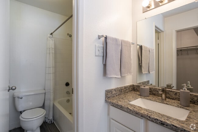 2BR, 2BA - 930SF - 7100 Almeda