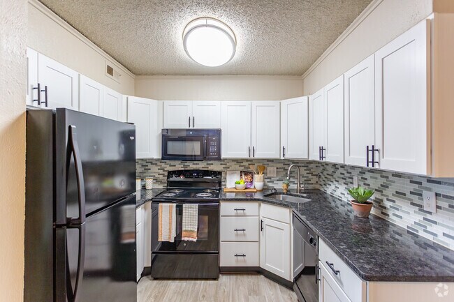 2BR, 2BA - 950SF - Kitchen - Sheffield Heights Apartment Homes