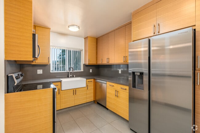 Interior Photo - 11924-11934 Riverside Dr