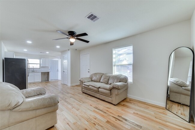 Photo - 6603 Victoria St