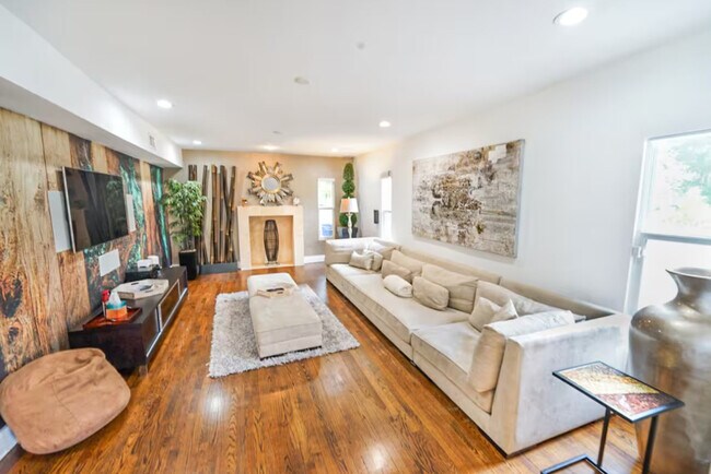 Photo - 200 NE 16th Ave Unit ID1369656P