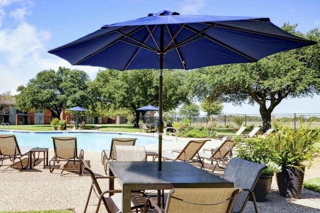 Poolside seating area - Midtown Apartments
