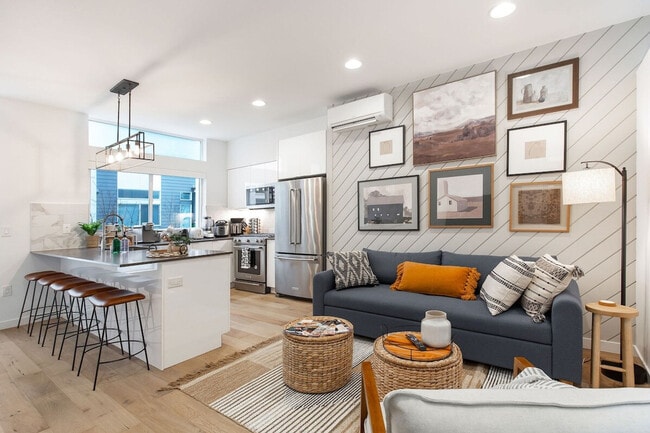 Building Photo - 628 10th Ave E Unit ID1036000P