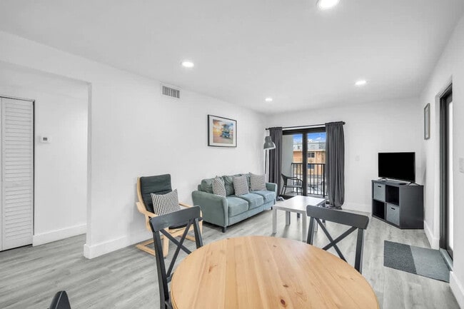 Photo - 653 SW 2nd St Unit SI ID1574013P