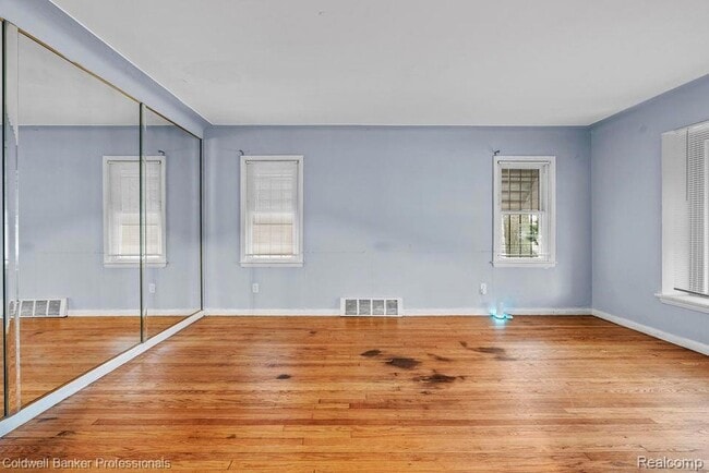 Photo - 19412 Sussex St