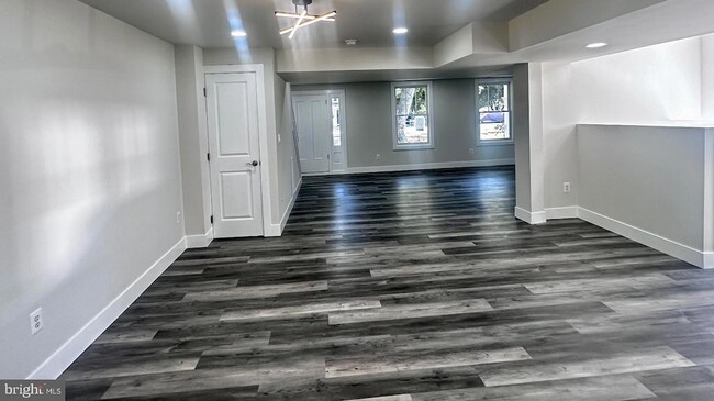 Photo - 5241 Main St