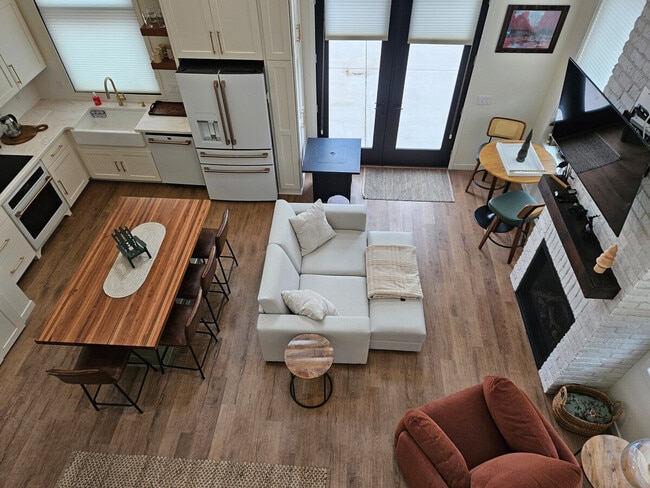 Building Photo - 5913 Lake Edge Rd Unit ID1300982P