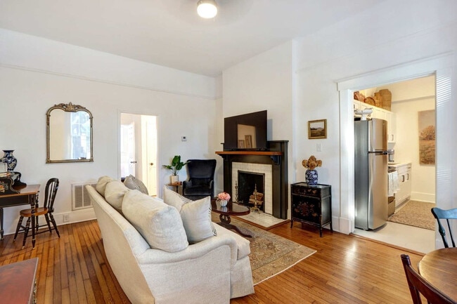 Building Photo - 306 E Victory Dr Unit ID1369211P