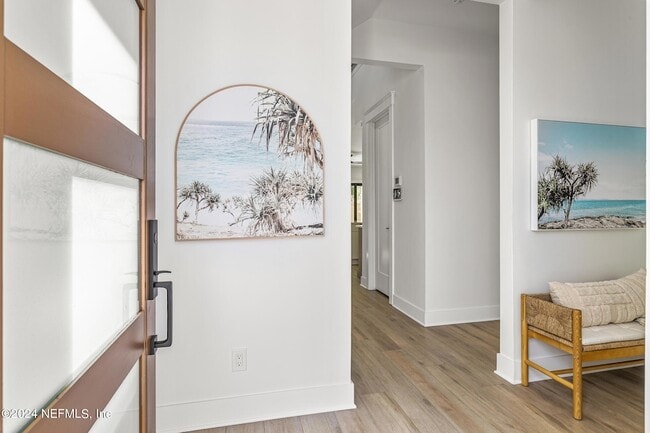 Photo - 207 Lora St