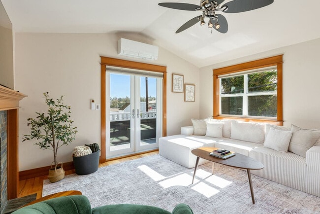 Building Photo - 3006 SW Hinds St Unit SI ID1499147P