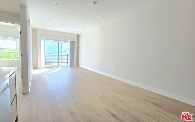 Photo - 1530 S Hayworth Ave Unit 203