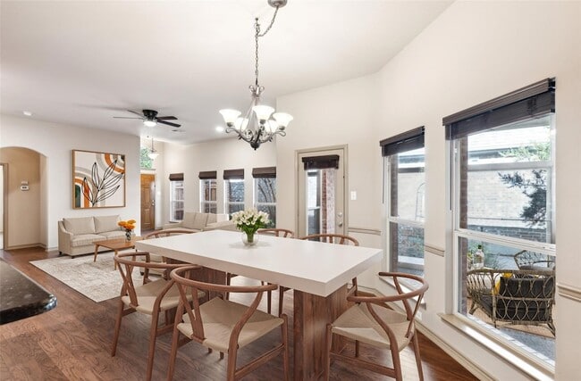 Photo - 7586 St Stephen's Square