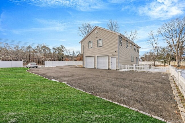 Photo - 475 Old Country Rd