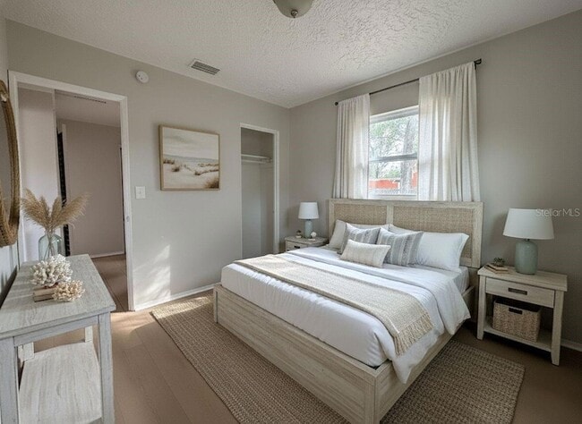 Photo - 900 40th St S