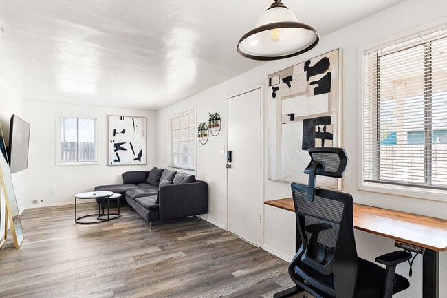 Building Photo - 704 W Main St Unit ID1244338P