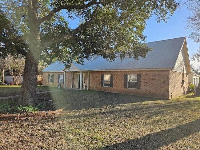 Photo - 710 N Avenue C