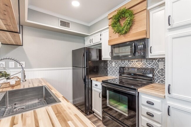 Building Photo - 16301 Ledgemont Ln Unit 283