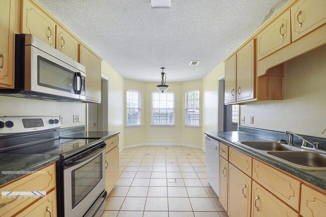 Photo - 1948 Kingston Ln