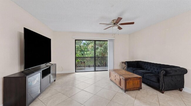Photo - 1303 Lakeview Dr E