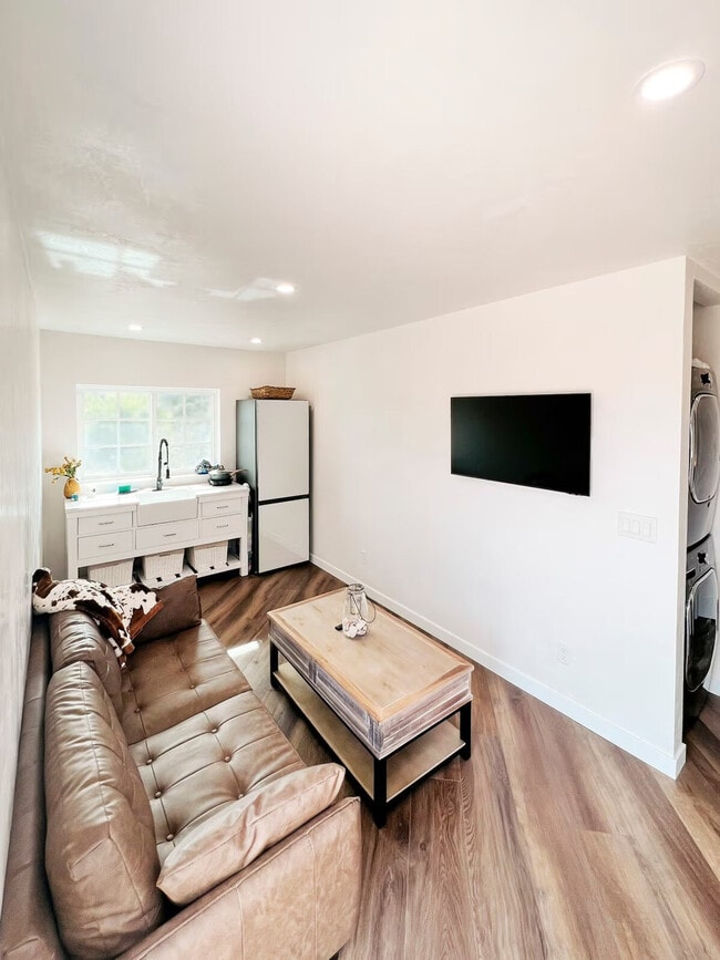 Building Photo - 898 Veronica Springs Rd Unit ID1353165P