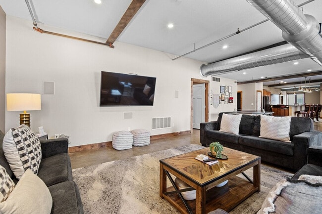 Photo - 301 E Walnut St Unit ID1285758P