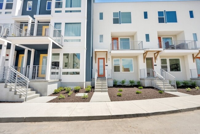 Building Photo - 570 570 N