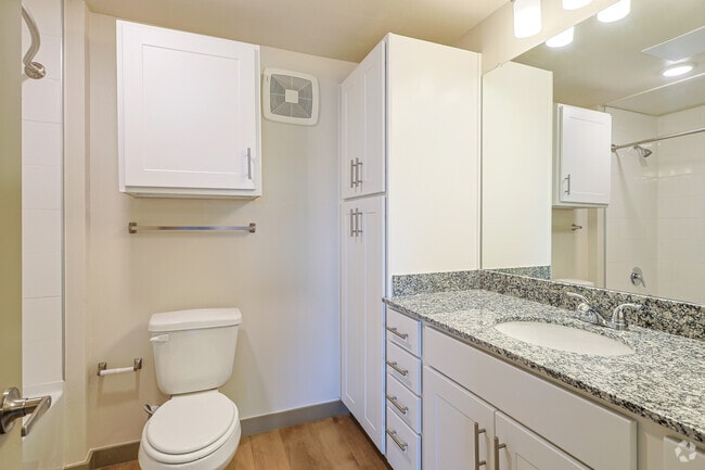 Studio, 1BA - 557SF - Bathroom - Woodview