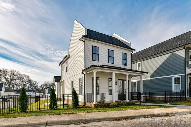 Photo - 121 W F St