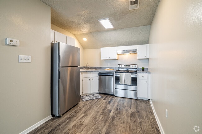 1BR, 1BA - 620SF - Kitchen - Emory on Grand