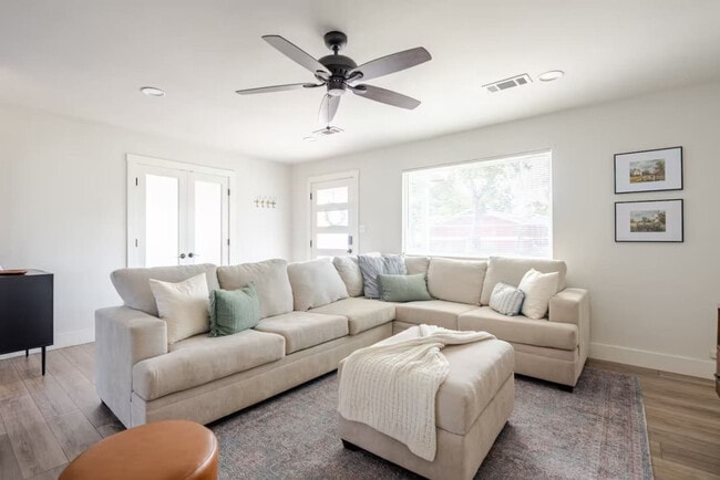 Building Photo - 601 W 4th St Unit ID1223260P