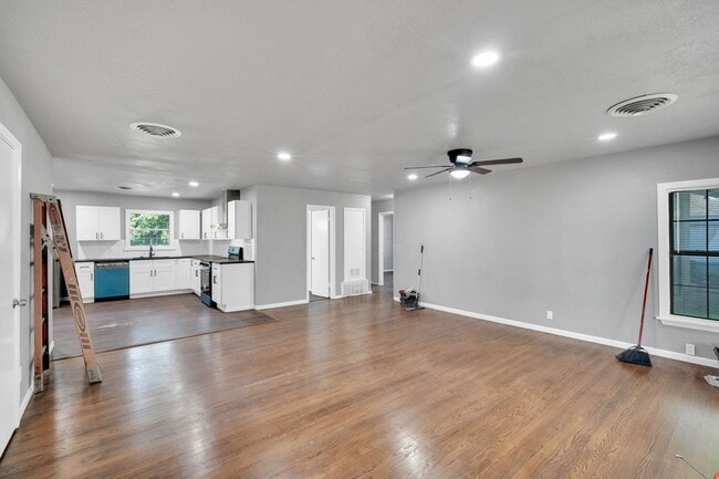 Photo - 772 Fernwood St