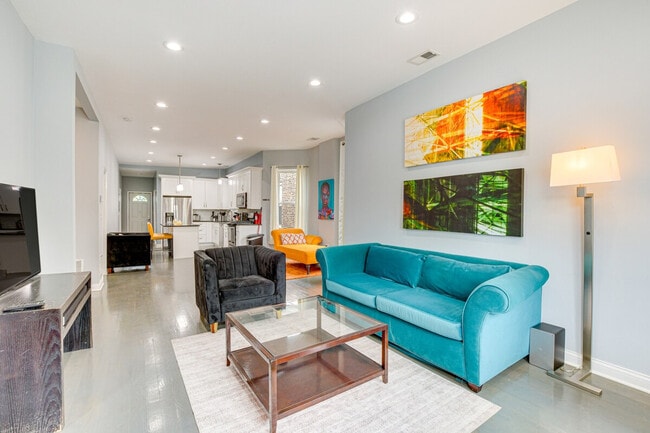 Building Photo - 4904 W Fulton St Unit ID1306062P