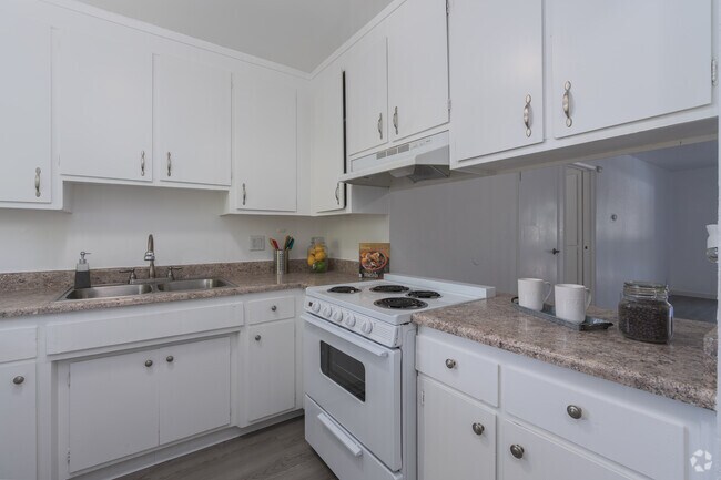 2BR, 1BA - 950SF - Kitchen - Sandpiper Cove