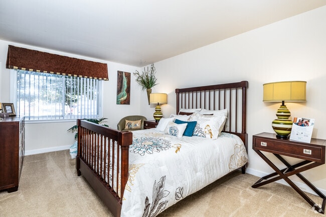 1BR, 1BA - 835SF - Bedroom - Pinewood Gardens Apartments