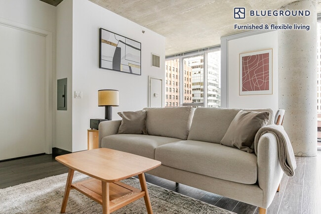 Building Photo - 215 W Lake St Unit SI FL17-ID1330