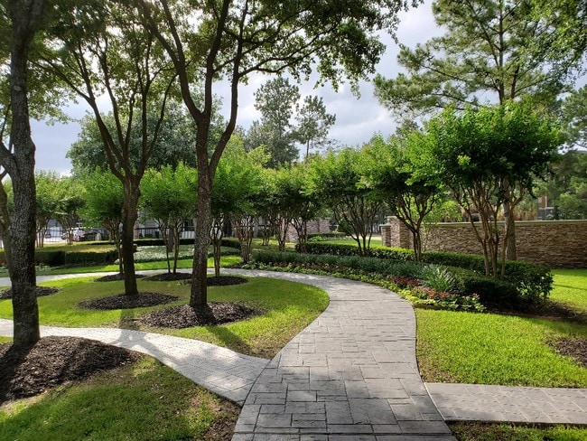 Beautiful landscaping through-out @ Mallard Creek Kingwoodthe property - Mallard Creek